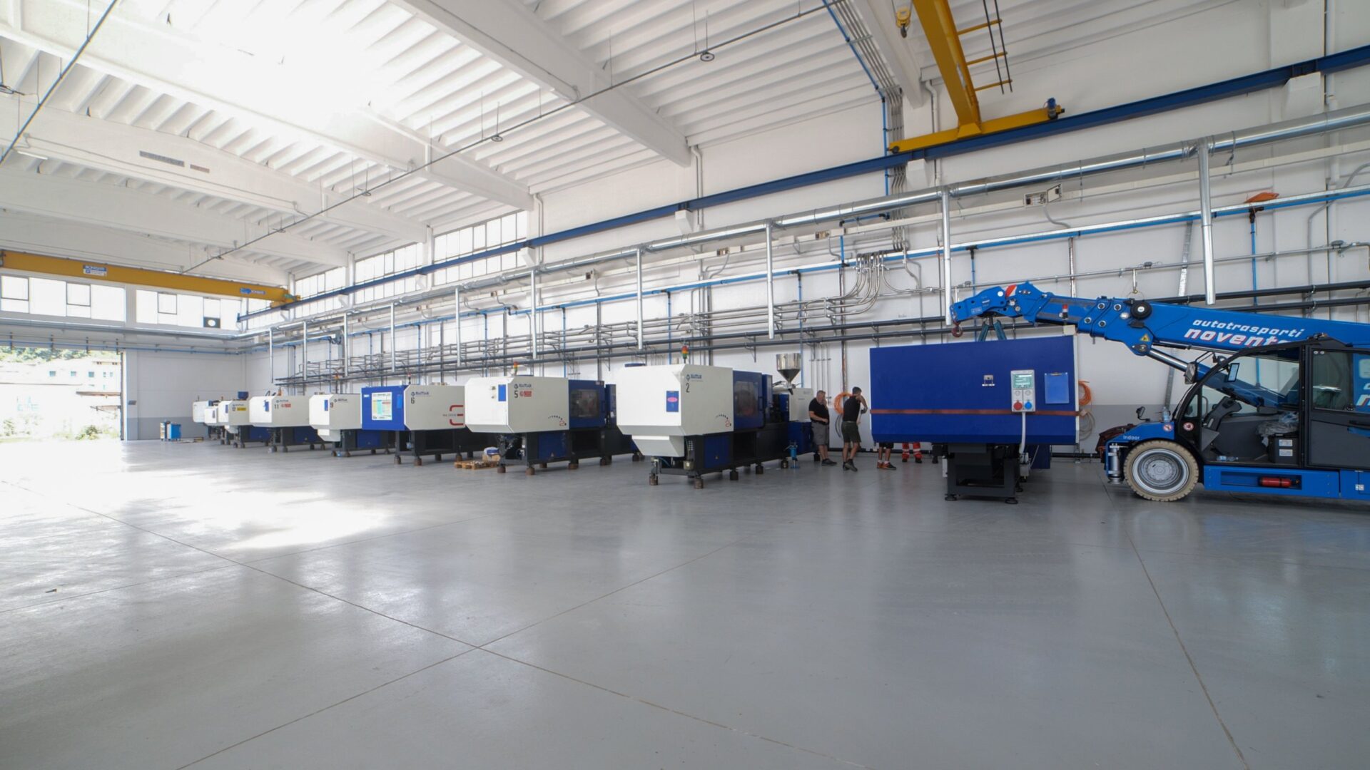Il capannone rinnovato con le presse a iniezione nell'area produttiva